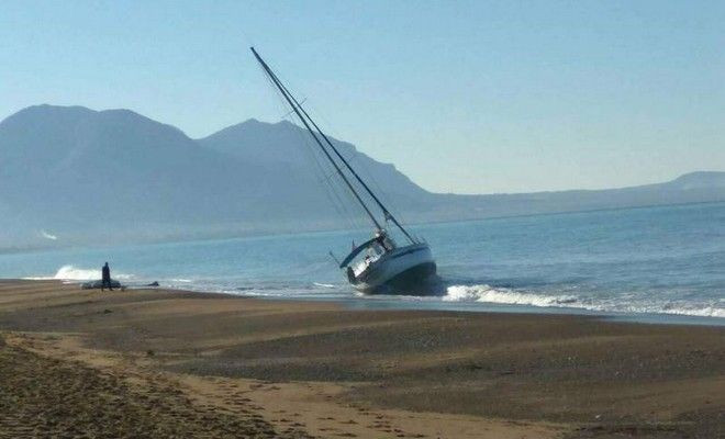  Μυστήριο με ιστιοφόρο-«φάντασμα» που προσάραξε σε παραλία της Κυπαρισσίας (εικόνα)